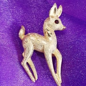 Gold tone baby deer doe brooch pin with ruby-colored rhinestone eye